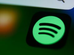 Acordo de greve entre Spotify e Universal Music permite covers e remixes de IA feitos por fãs Spotify icon displayed on a phone screen
