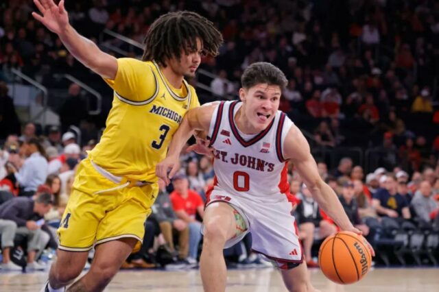 St. John's precisa mais de seus guardas em uma área Dylan Darling (0) durante o primeiro tempo, quando o St. John's Red Storm jogou contra o Michigan Wolverines no sábado, 25 de outubro de 2025, no Madison Square Garden em Manhattan, NY.
