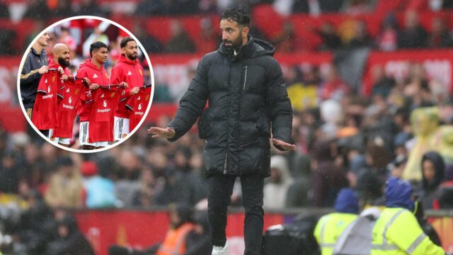 Novas contratações Bryan Mbeumo, Benjamin Sesko, Diego Leon e Matheus Cunha posam para uma foto enquanto seguravam as camisas do Manchester United.