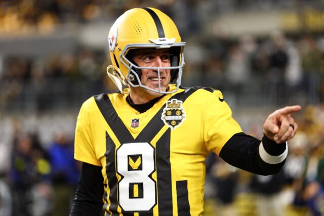 Steelers sob ataque pela opção de jaqueta versus Packers Aaron Rodgers #8 of the Pittsburgh Steelers