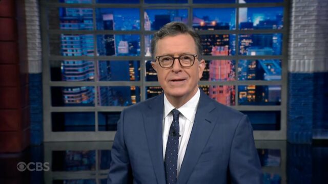 Stephen Colbert tira sarro de Trump sendo conduzido pelo novo Stephen Colbert tira sarro de Trump sendo conduzido pelo novo primeiro-ministro do Japão: 'É como levar o avô ao shopping' |