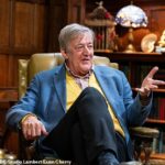 Stephen Fry provou ser um fiel quando foi banido dos Traidores de Celebridades