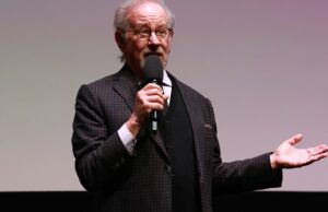 Steven Spielberg choca evento de cinema em Londres no ‘Hamnet’ Best e aplaude a supervisora Chloé Zhao: ela capta a ‘batida sísmica do coração do planeta’ Steven Spielberg choca evento de cinema em Londres no 'Hamnet' Best e aplaude a supervisora Chloé Zhao: ela capta a 'batida sísmica do coração do planeta'