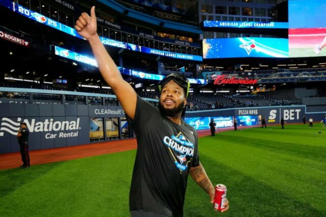 Shohei Ohtani detém o troféu NLCS MVP após a vitória dos Dodgers no Jogo 5 sobre os Brewers.