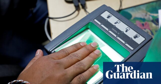'Sua base para viver é examinada em cada ação': o sistema de identificação da Índia divide pontos de vista 

