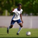 Bendito Mantato na bola para a Inglaterra Sub-17.