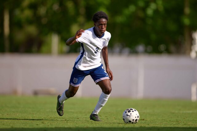 Bendito Mantato na bola para a Inglaterra Sub-17.