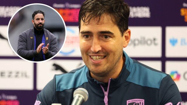 Andoni Iraola durante a conferência de imprensa.
