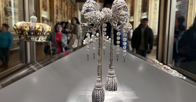 Suspeitos são presos por roubo de joias da coroa do Suspeitos são presos por roubo de joias da coroa do museu do Louvre, em Paris