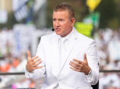 Suspensão do árbitro de futebol universitário chama a atenção de Kirk Herbstreit Host and college football sportscaster Kirk Herbstreit