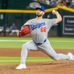 Tanner Scott #66 do Los Angeles Dodgers arremessa durante a nona entrada contra o Seattle Mariners no T-Mobile Park em 26 de setembro de 2025 em Seattle, Washington.