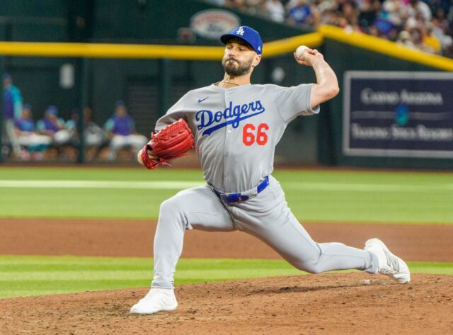 Tanner Scott #66 do Los Angeles Dodgers arremessa durante a nona entrada contra o Seattle Mariners no T-Mobile Park em 26 de setembro de 2025 em Seattle, Washington.