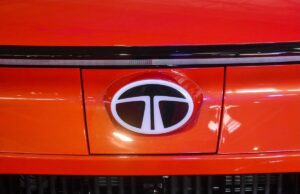 Tata Motors valida que definiu imperfeições de segurança, que sujeitaram informações de empresas e consumidores The TATA Motors emblem is seen at the TATA Motors booth in Kolkata, India, on March 7, 2025.