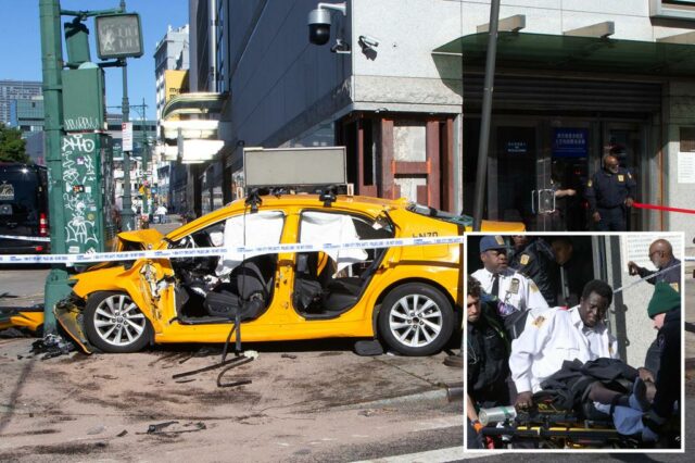 Um táxi amarelo bateu em um prédio e em um poste na esquina da W 42 St com a 12th Avenue, com fita policial bloqueando a cena e dois policiais parados nas proximidades.
