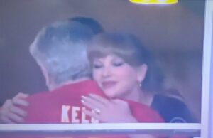 Taylor Swift assiste ao jogo Chiefs-Lions ao lado de Caitlin Clark na primeira aparição pública da temporada na NFL logotipo de fantasia azarão