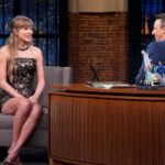 Taylor Swift assume o controle de 'Late Evening with Seth Meyers': boas-vindas à celebração do casamento, histórias de 'Life of a Showgirl' e introdução fracassada de Travis Kelce a Greta Gerwig