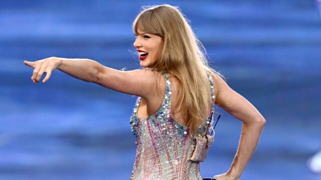 Taylor Swift inclui terceira semana em primeiro lugar em CDs Taylor Swift inclui terceira semana em primeiro lugar em CDs e faixas gráficas; Olivia Dean e Leon Thomas entram na liderança dos 10