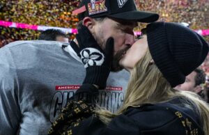Taylor Swift obviamente tem muito para exaltar com Travis Kelce (especificamente na cama) Taylor Swift obviamente tem muito para exaltar com Travis Kelce (especificamente na cama)