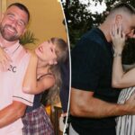 Taylor Swift pisca anel de noivado enquanto ela abraça até Travis Kelce