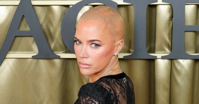 Teddi Mellencamp Muito obrigado Padre John por 'tanto faz' meses RHOBH Alum Teddi Mellencamp fala sério sobre sua batalha contra o câncer, estou lutando pela minha vida