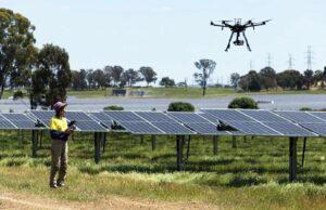 Testes de robôs e drones em fazendas solares colocam em risco empregos prometidos Testes de robôs e drones em fazendas solares colocam em risco empregos prometidos