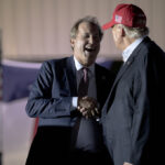 ARQUIVO - O procurador-geral do Texas, Ken Paxton, fala em uma entrevista coletiva em Dallas em 22 de junho de 2017. Paxton pediu na terça-feira, 23 de maio de 2023, a renúncia do presidente da Câmara do Partido Republicano do estado, Dade Phelan, acusando-o de estar embriagado no trabalho em uma declaração que abalou o Capitólio do estado. (Foto AP / Tony Gutierrez, Arquivo)