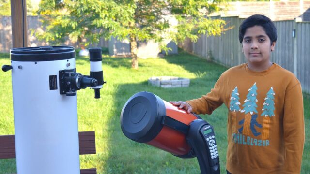 Um menino está ao lado de um telescópio