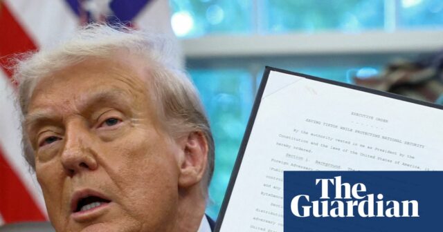 Donald Trump mostra uma ordem executiva assinada em um acordo que alienaria as operações dos EUA de Tiktok de seu proprietário chinês, Bytedance