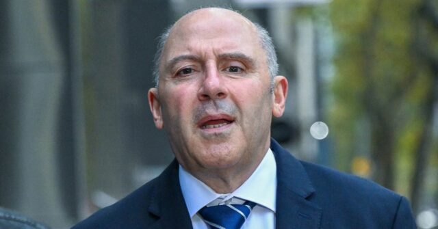 Tony Mokbel retratado em maio, depois de deixar o Tribunal de Apelação em conexão com seu advogado X Recurso. 