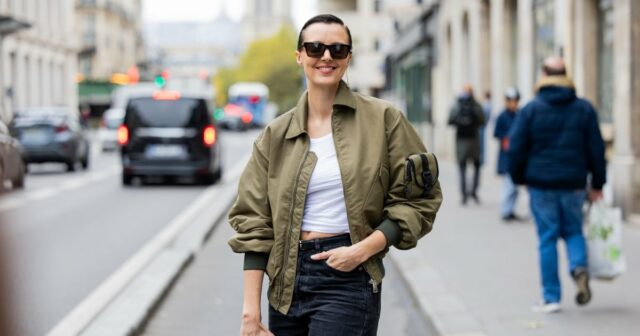 BERLIM, ALEMANHA - OUTUBRO 09: Victoria Scheu usa calça bege H&M, blazer cinza sem gola COS, bolsa Hermes Kelly Craie, lenço Zara, mocassins em 09 de outubro de 2025 em Berlim, Alemanha. (Foto de Christian Vierig/Getty Images)
