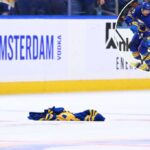 Um torcedor do Buffalo Sabres joga sua camisa no gelo após um jogo da NHL contra o Colorado Avalanche.