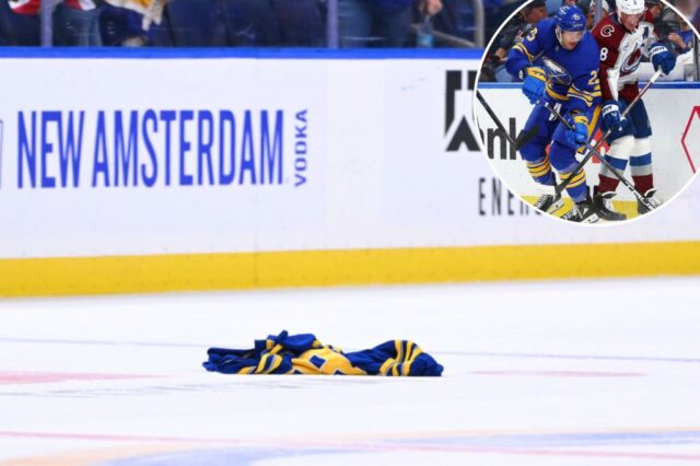 Um torcedor do Buffalo Sabres joga sua camisa no gelo após um jogo da NHL contra o Colorado Avalanche.
