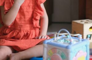 Estudo revela impacto de longas horas de cuidado infantil nas crianças Trabalhadora de creche acusada de supostamente agredir criança no oeste de Sydney