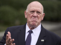 7 vezes em que o ‘czar da fronteira’ de Trump decidiu que está acima da lei President Donald Trump listens as White House border czar Tom Homan speaks at an event to promote his domestic policy and budget agenda in the East Room of the White House, Thursday, June 26, 2025, in Washington. (AP Photo/Jose Luis Magana)