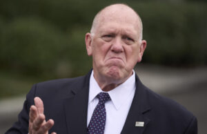 7 vezes em que o ‘czar da fronteira’ de Trump decidiu que está acima da lei President Donald Trump listens as White House border czar Tom Homan speaks at an event to promote his domestic policy and budget agenda in the East Room of the White House, Thursday, June 26, 2025, in Washington. (AP Photo/Jose Luis Magana)