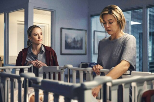 Transmita ou ignore: 'The Hand That Rocks the Cradle' no Hulu, um remake de um thriller clássico absurdo que se leva bastante a sério

