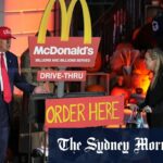 O presidente Donald Trump estava distribuindo chocolate de Halloween para crianças poucas horas depois de voltar da Ásia para Washington.