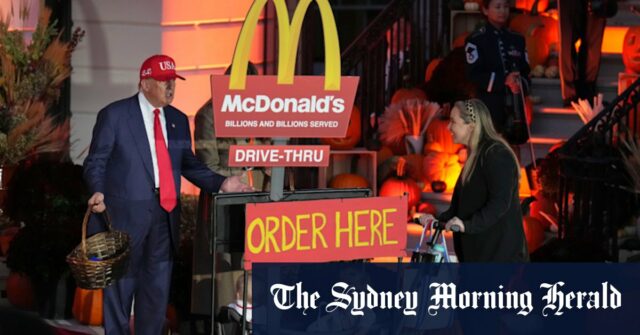 O presidente Donald Trump estava distribuindo chocolate de Halloween para crianças poucas horas depois de voltar da Ásia para Washington.