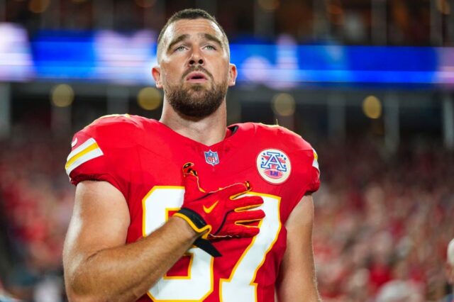 Travis Kelce classifica gol histórico no futebol de segunda à Baltimore Ravens defenders attempting to tackle Chiefs star Travis Kelce