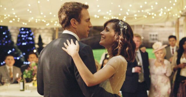 Rafe Spall e Rose Byrne em Eu Dou um Ano