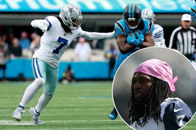 Trevon Diggs com uma bandana rosa durante o jogo do Dallas Cowboys.