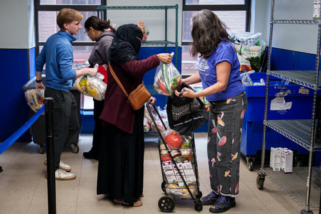 Tribunais determinam que Trump deve continuar pagando benefícios do SNAP Yahoo news home