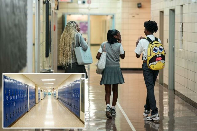 Crianças andando pelo corredor da escola