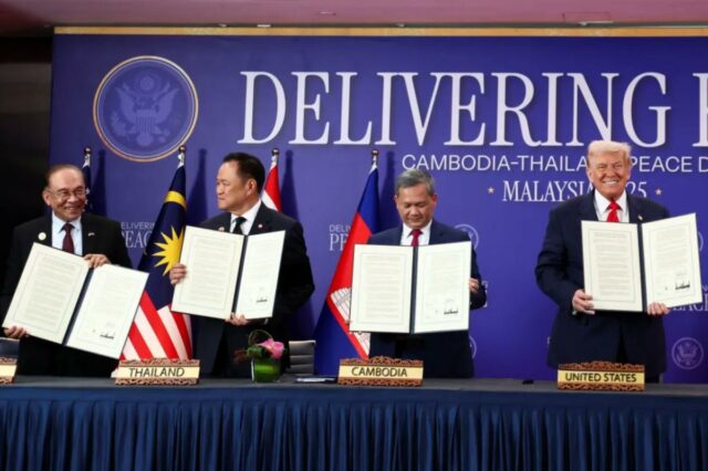 Trump assina acordos de paz e comércio encerrando o conflito Trump assina acordos de paz e comércio encerrando o conflito entre o Camboja e a Tailândia - rasga a ONU: 'Não se envolveu'