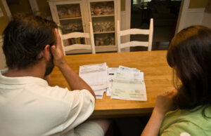 Trump conquistou a América que os democratas esqueceram O candidato a vice-presidente, John Edwards, fala em uma arrecadação de fundos no Hotel Intercontinental em Houston, Texas, em 15 de julho de 2004. James Nielsen (especial para o Chronicle) (James Nielsen/Houston Chronicle via AP)