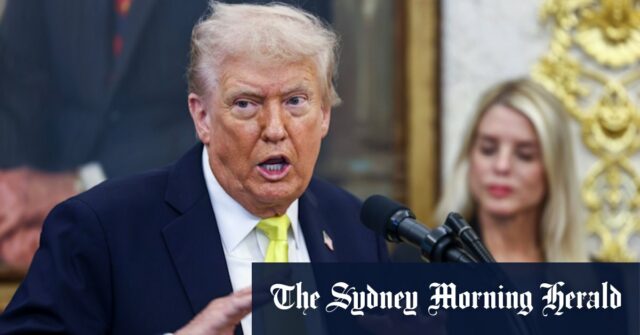 Trump fala aos repórteres no Salão Oval na quarta-feira.