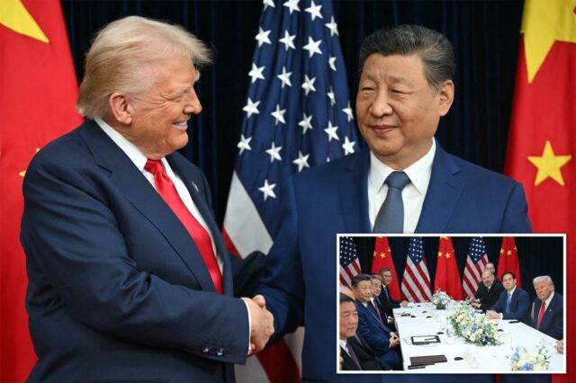 Trump e Xi Jinping da China se reúnem na cúpula Donald Trump e Xi Jinping apertando as mãos.
