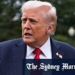 O presidente Donald Trump fala com os repórteres enquanto caminha de Marine One depois de chegar ao gramado sul da Casa Branca, terça -feira, 30 de setembro de 2025, em Washington. (AP Photo/Alex Brandon)