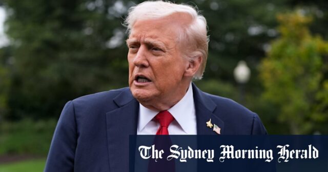 O presidente Donald Trump fala com os repórteres enquanto caminha de Marine One depois de chegar ao gramado sul da Casa Branca, terça -feira, 30 de setembro de 2025, em Washington. (AP Photo/Alex Brandon)