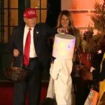 O presidente Donald Trump trouxe a alegria do Halloween às crianças distribuindo doces na Casa Branca, relembrando um truque de festa de 2019 ao dar tapinhas na cabeça de uma criança com uma barra de chocolate